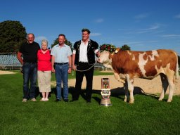 Familie Stucki mit Siegerpreis Ins